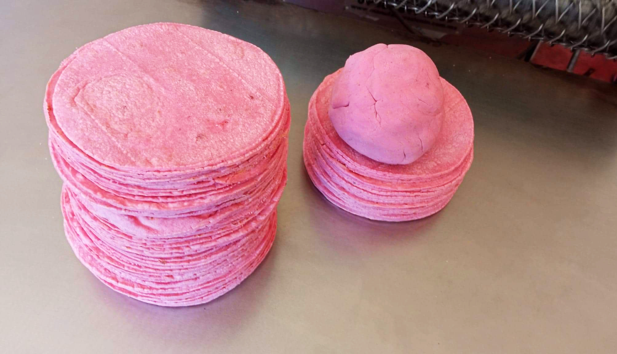 Preparan tortillas rosas en Acanceh Mérida Moderna