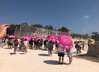 Sufren golpes de calor por Kin turistas en Chichén Itzá