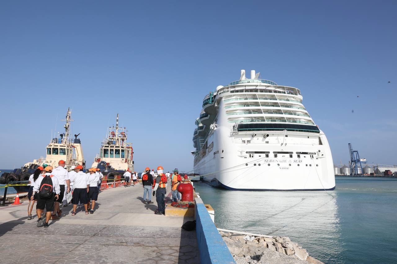 Crucero de lujo trajo a Yucatán a 2,500 turistas.