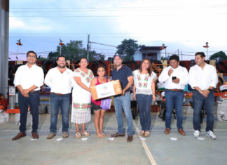 Apoyos para el campo e infraestructura de salud entregó el gobernador Mauricio Vila a habitantes de Chapab de las Flores.