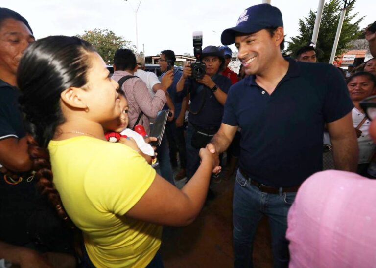 El gobernador Mauricio Vila Dosal entregó diversos apoyos sociales en el municipio de Calotmul.