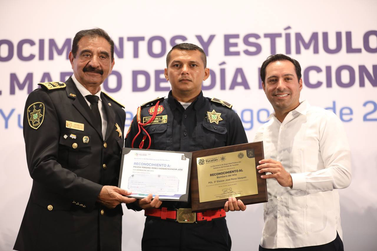 El gobernador Mauricio Vila Dosal reconoce a los bomberos yucatecos