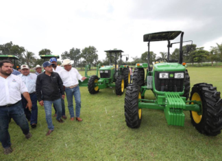 Tizimín recibe apoyos para el campo, incluso tractores.