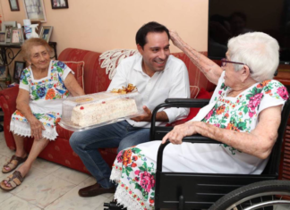Abuela cumple 100 años y recibe la visita del gobernador Mauricio Vila