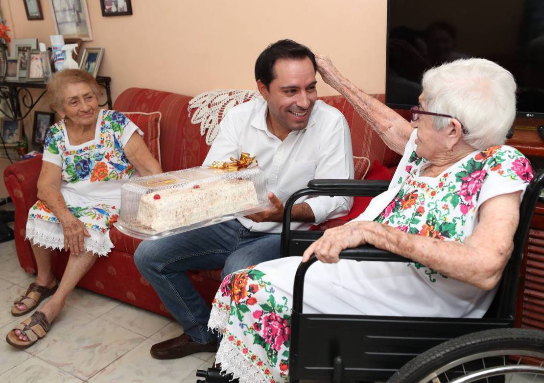 Abuela cumple 100 años y recibe la visita del gobernador Mauricio Vila