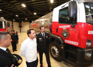 Reconocimiento a bomberos yucatecos por su heroísmo.