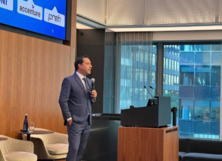 En la ciudad de Nueva York, Estados Unidos, Vila Dosal participó en el foro “México: el nexo fronterizo”, en donde expuso ante líderes de la industria las ventajas que hacen sobresalir a Yucatán a nivel mundial, y de manera específica, en el nearshoring, atrayendo más inversión y empleos para las y los yucatecos.