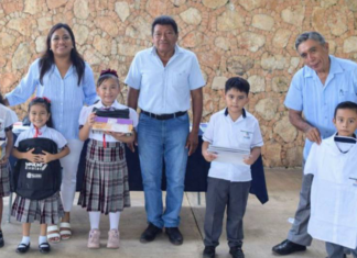 Entrega de útiles escolares a estudiantes de Mérida