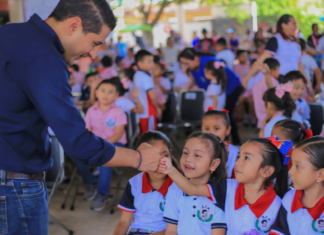 Entrega de paquetes de útiles escolares en el sur del estado