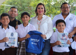 Estudiantes de Valladolid reciben sus paquetes de útiles escolares
