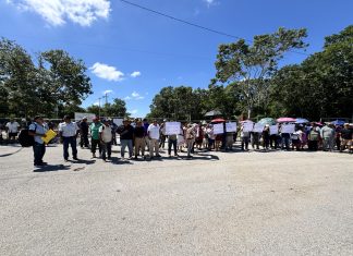 Ejidatarios de Dzununcán protestan frente al recinto ferial de Xmatkuil.