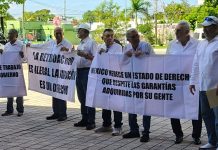 Jubilados de Pemex y CFE protestan ante el arribo de Sheinbaum