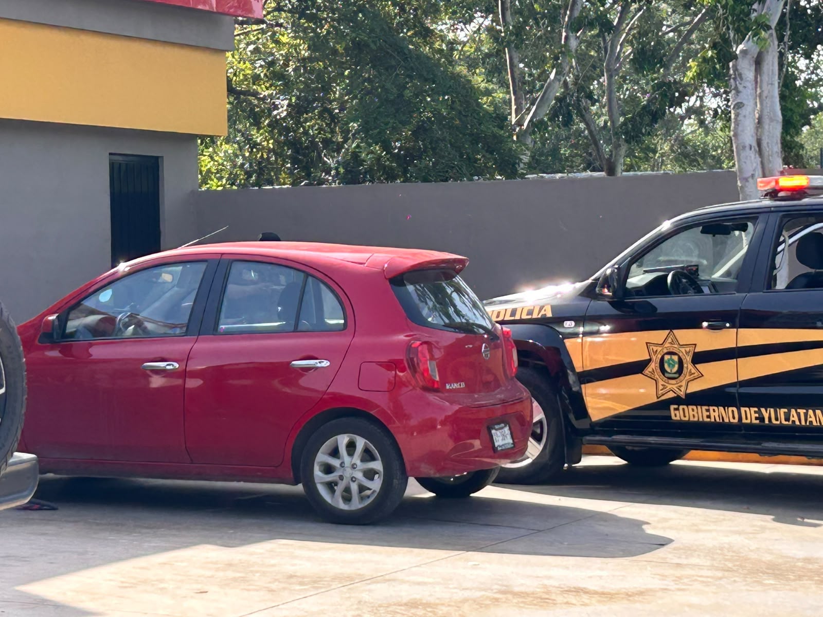 Conductor muere tras desvanecerse en San Antonio Hool.