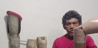 Pedro Pérez Yam “Pitirri” fabrica prótesis artesanales en Dzidzantún.