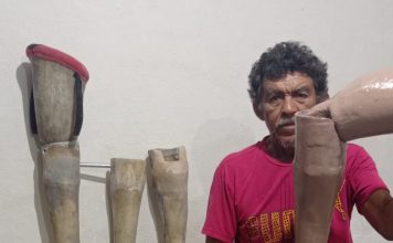 Pedro Pérez Yam “Pitirri” fabrica prótesis artesanales en Dzidzantún.