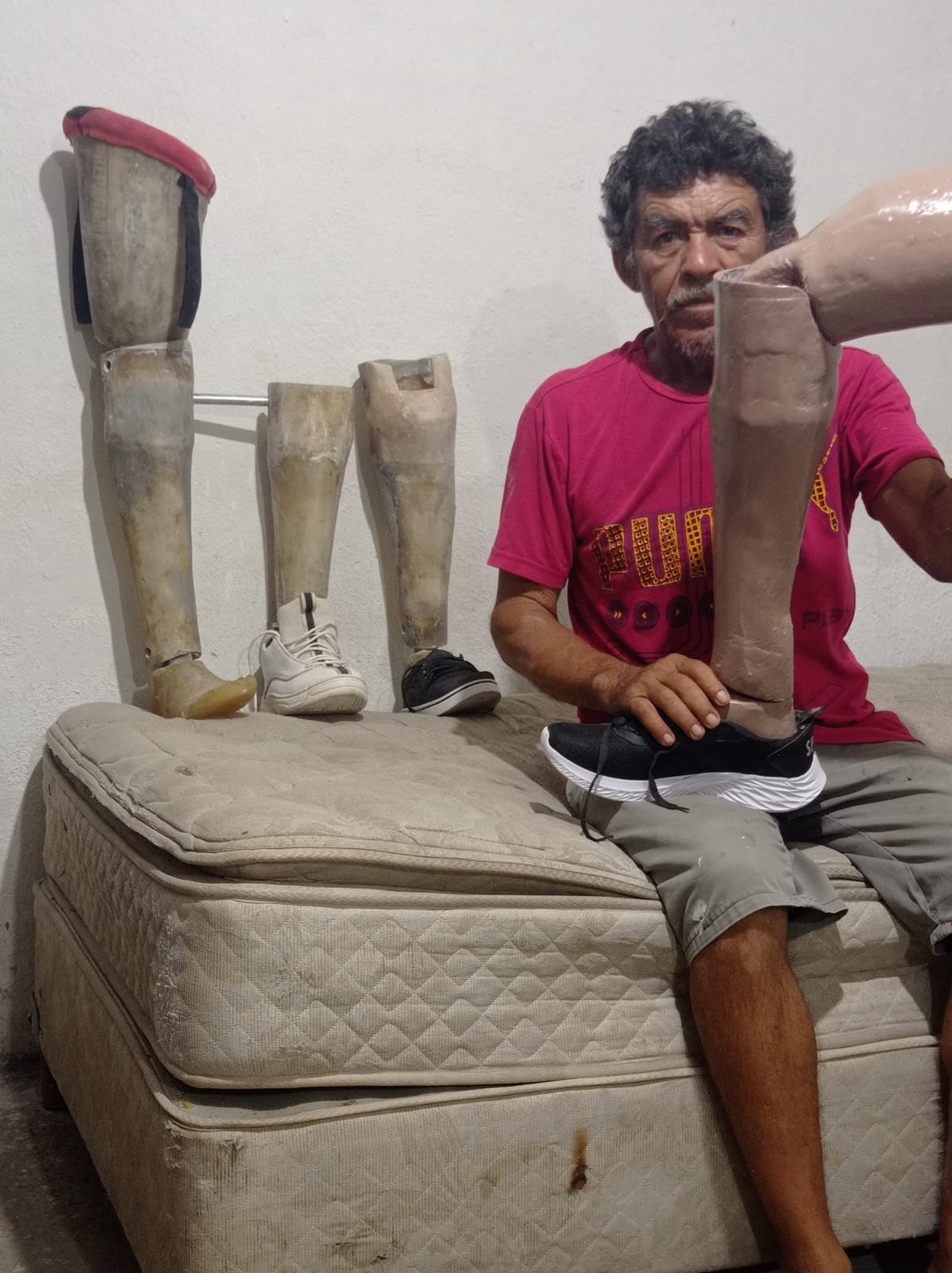 Pedro Pérez Yam “Pitirri” fabrica prótesis artesanales en Dzidzantún.