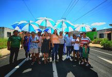 Mérida repavimenta calles del Centro y Santa Cruz 𝗟𝗮𝘀 𝗼𝗯𝗿𝗮𝘀 𝗲𝗻 𝗲𝗹 𝗖𝗲𝗻𝘁𝗿𝗼 𝘆 𝗦𝗮𝗻𝘁𝗮 𝗖𝗿𝘂𝘇 𝘀𝘂𝗺𝗮𝗻 𝗺𝗮́𝘀 𝗱𝗲 𝟭 𝗸𝗶𝗹𝗼́𝗺𝗲𝘁𝗿𝗼 𝗱𝗲 𝗿𝗲𝗽𝗮𝘃𝗶𝗺𝗲𝗻𝘁𝗮𝗰𝗶𝗼́𝗻 𝗰𝗼𝗻 𝘂𝗻𝗮 𝗶𝗻𝘃𝗲𝗿𝘀𝗶𝗼́𝗻 𝗰𝗼𝗻𝗷𝘂𝗻𝘁𝗮 𝘀𝘂𝗽𝗲𝗿𝗶𝗼𝗿 𝗮 𝟴.𝟯 𝗺𝗶𝗹𝗹𝗼𝗻𝗲𝘀 𝗱𝗲 𝗽𝗲𝘀𝗼𝘀. La presidenta municipal Cecilia Patrón Laviada supervisó trabajos de repavimentación en el Centro y el fraccionamiento Santa Cruz, como parte de las acciones del Ayuntamiento para mejorar las vialidades y la movilidad. Mérida repavimenta calles del Centro En la calle 40 por 59 y 73 del Centro se intervienen 1,108 metros lineales, con una inversión de 6 millones 299 mil 946.18 pesos. Los trabajos registran avances en la construcción de base y colocación de carpeta asfáltica. En Santa Cruz, la calle 187-M por 100 y 104 recibió trabajos en 287.60 metros lineales, con una inversión de 2 millones 28 mil 62.22 pesos. Esta obra reporta 100 por ciento de avance. Más de 200 kilómetros de calles intervenidas El Ayuntamiento informó que acumula más de 200 kilómetros de calles construidas y repavimentadas, además de 542 mil 352 baches reparados y 48 mil 40 metros cuadrados de banquetas construidas. Como parte de Mérida Enchula, durante 2026 se contempla invertir 350 millones de pesos en más de 800 espacios públicos de colonias, fraccionamientos y comisarías. El programa incluye parques, canchas, glorietas, espacios deportivos, corredores verdes y proyectos de Presupuesto Participativo. Fuente: Ayuntamiento de Mérida.