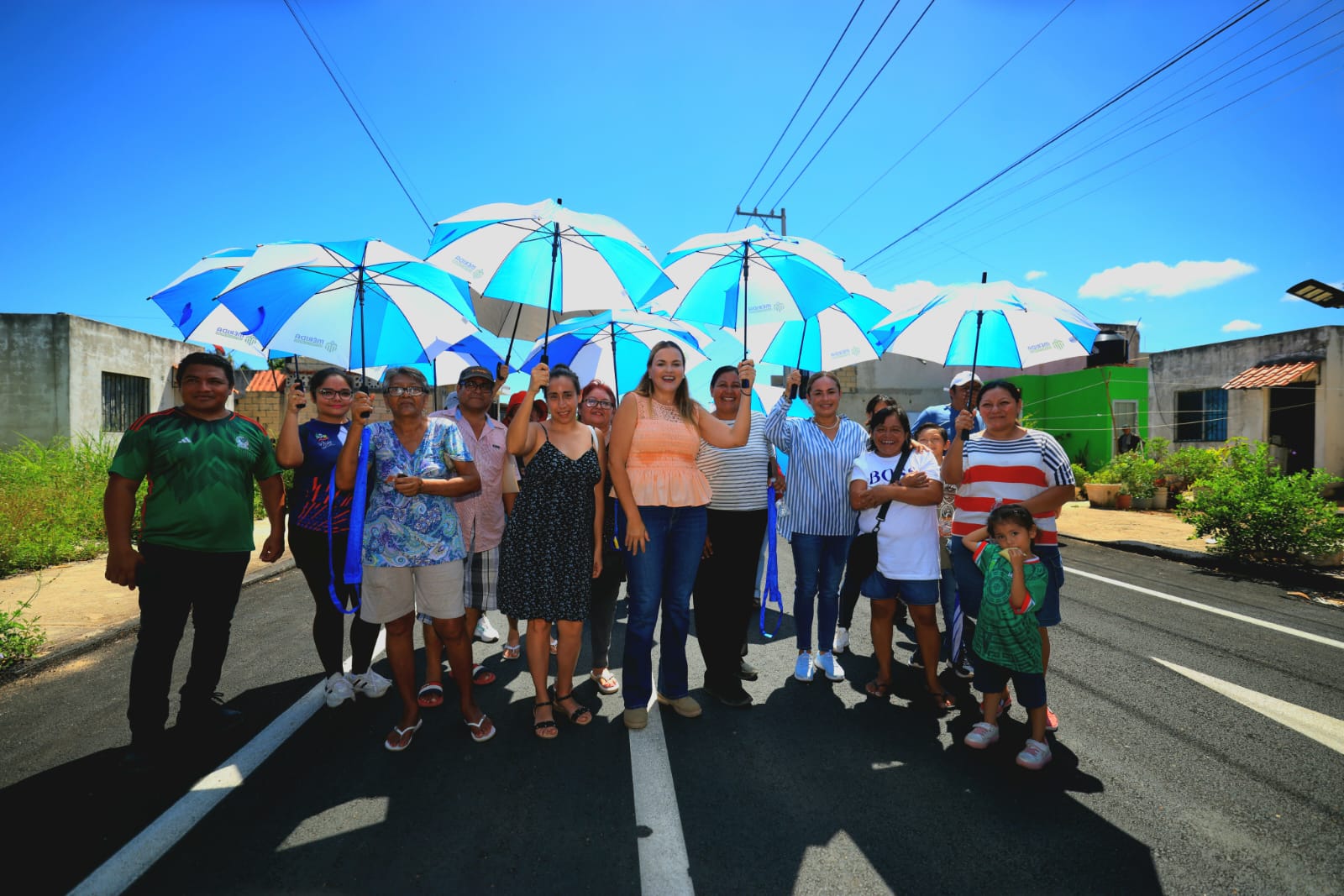 𝗟𝗮𝘀 𝗼𝗯𝗿𝗮𝘀 𝗲𝗻 𝗲𝗹 𝗖𝗲𝗻𝘁𝗿𝗼 𝘆 𝗦𝗮𝗻𝘁𝗮 𝗖𝗿𝘂𝘇 𝘀𝘂𝗺𝗮𝗻 𝗺𝗮́𝘀 𝗱𝗲 𝟭 𝗸𝗶𝗹𝗼́𝗺𝗲𝘁𝗿𝗼 𝗱𝗲 𝗿𝗲𝗽𝗮𝘃𝗶𝗺𝗲𝗻𝘁𝗮𝗰𝗶𝗼́𝗻 𝗰𝗼𝗻 𝘂𝗻𝗮 𝗶𝗻𝘃𝗲𝗿𝘀𝗶𝗼́𝗻 𝗰𝗼𝗻𝗷𝘂𝗻𝘁𝗮 𝘀𝘂𝗽𝗲𝗿𝗶𝗼𝗿 𝗮 𝟴.𝟯 𝗺𝗶𝗹𝗹𝗼𝗻𝗲𝘀 𝗱𝗲 𝗽𝗲𝘀𝗼𝘀.
La presidenta municipal Cecilia Patrón Laviada supervisó trabajos de repavimentación en el Centro y el fraccionamiento Santa Cruz, como parte de las acciones del Ayuntamiento para mejorar las vialidades y la movilidad.
Mérida repavimenta calles del Centro
En la calle 40 por 59 y 73 del Centro se intervienen 1,108 metros lineales, con una inversión de 6 millones 299 mil 946.18 pesos.
Los trabajos registran avances en la construcción de base y colocación de carpeta asfáltica.
En Santa Cruz, la calle 187-M por 100 y 104 recibió trabajos en 287.60 metros lineales, con una inversión de 2 millones 28 mil 62.22 pesos. Esta obra reporta 100 por ciento de avance.
Más de 200 kilómetros de calles intervenidas
El Ayuntamiento informó que acumula más de 200 kilómetros de calles construidas y repavimentadas, además de 542 mil 352 baches reparados y 48 mil 40 metros cuadrados de banquetas construidas.
Como parte de Mérida Enchula, durante 2026 se contempla invertir 350 millones de pesos en más de 800 espacios públicos de colonias, fraccionamientos y comisarías.
El programa incluye parques, canchas, glorietas, espacios deportivos, corredores verdes y proyectos de Presupuesto Participativo.
Fuente: Ayuntamiento de Mérida.