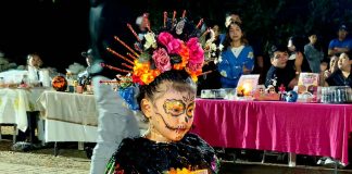 Niñas participan en el Concurso Infantil de Catrinas durante el Festival Vida y Muerte en Acanceh, Yucatán.
