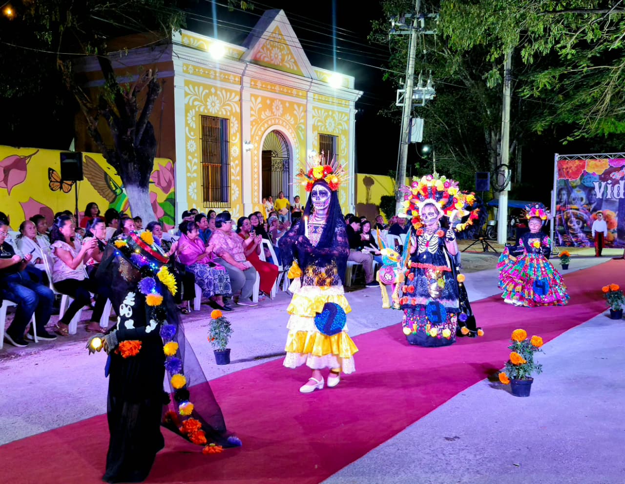 Niñas participan en el Concurso Infantil de Catrinas durante el Festival Vida y Muerte en Acanceh, Yucatán.