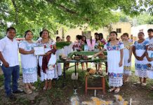 Habitantes y estudiantes participan en la demostración de altares y el Paseo de Ánimas por el Hanal Pixán en Eknakan, Yucatán.
