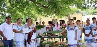 Habitantes y estudiantes participan en la demostración de altares y el Paseo de Ánimas por el Hanal Pixán en Eknakan, Yucatán.
