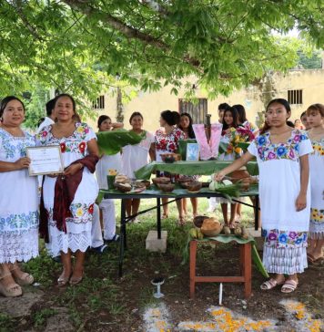 Habitantes y estudiantes participan en la demostración de altares y el Paseo de Ánimas por el Hanal Pixán en Eknakan, Yucatán.