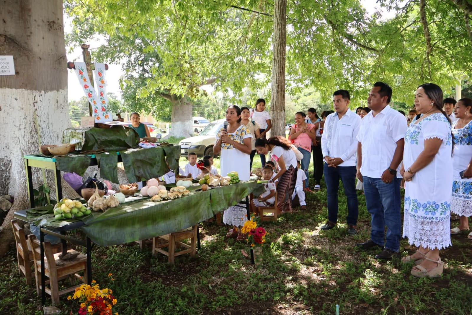 Habitantes y estudiantes participan en la demostración de altares y el Paseo de Ánimas por el Hanal Pixán en Eknakan, Yucatán.