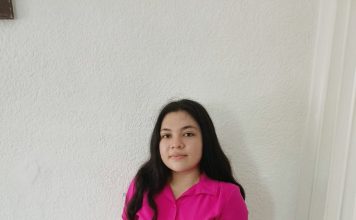 Mildred Campos recibe una laptop donada tras el robo de su mochila en Mérida.