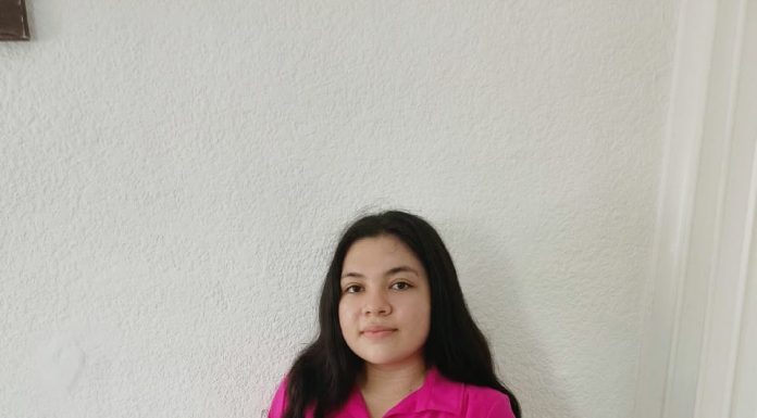 Mildred Campos recibe una laptop donada tras el robo de su mochila en Mérida.